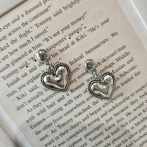 Chic Silver Heart Dangle Earrings - Picture 2 of 6